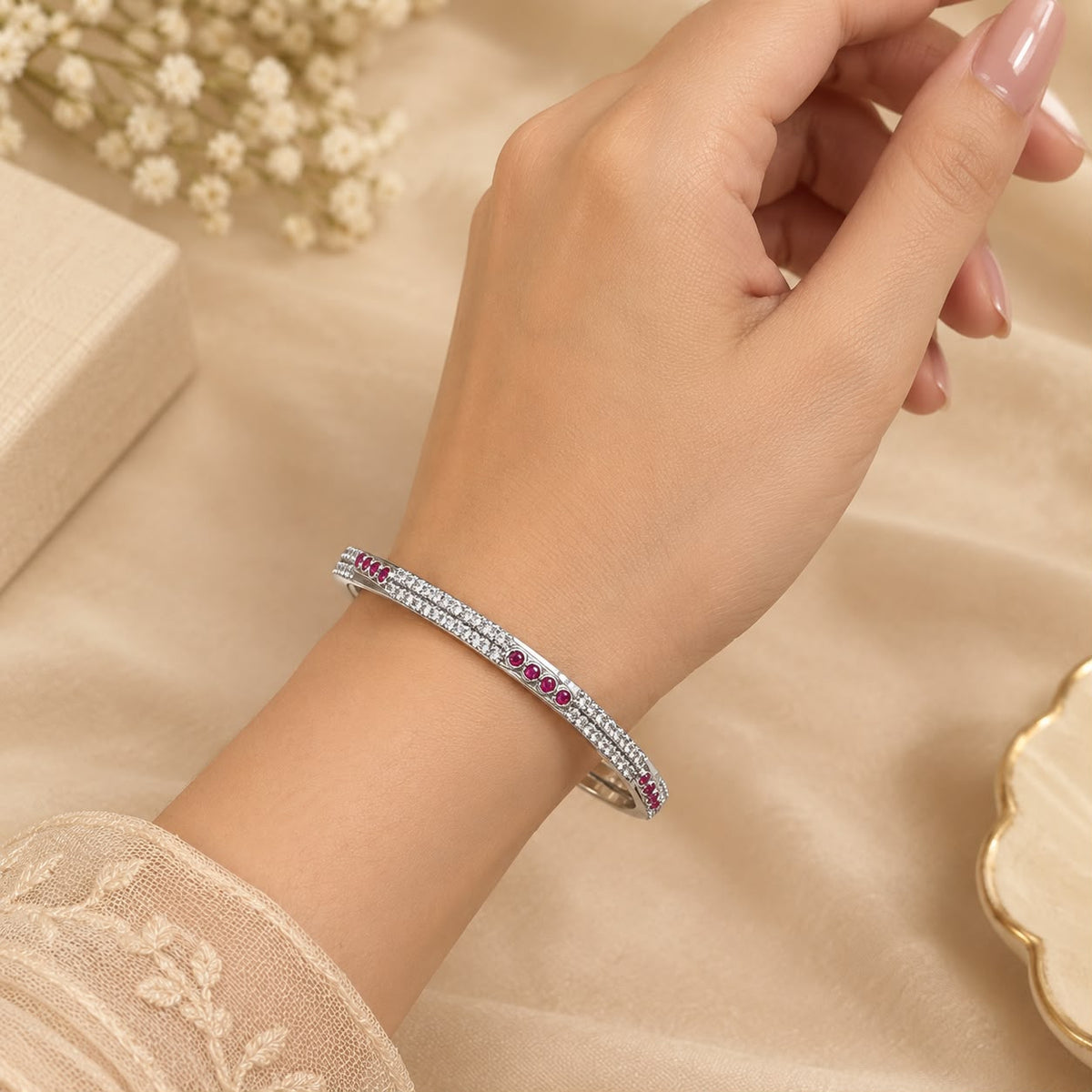 BEAUTIFUL SILVER BANGLE